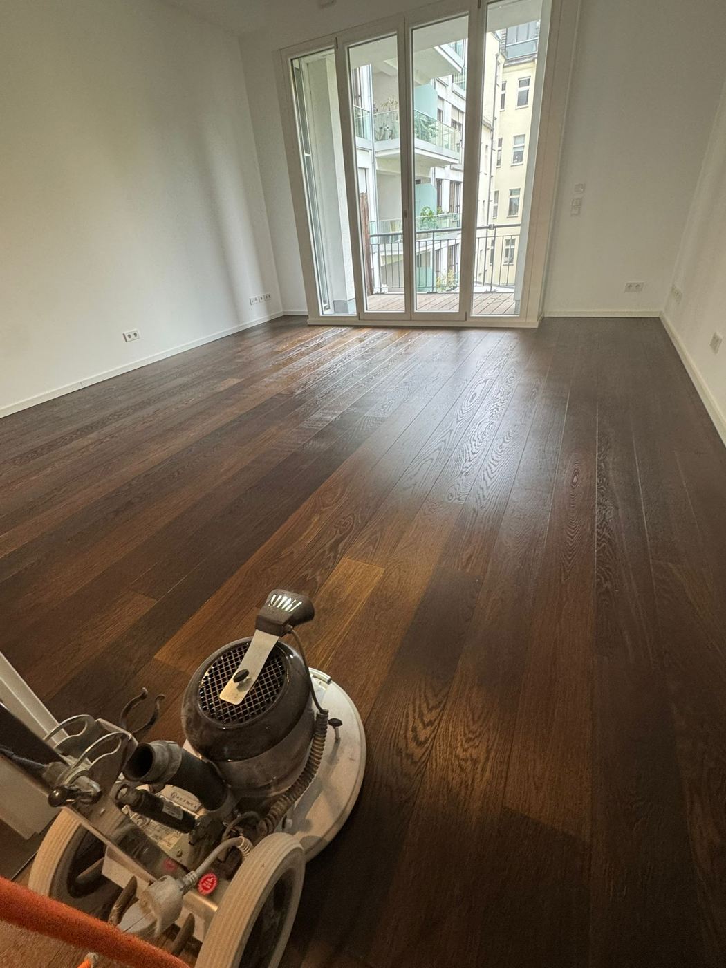 Refreshing smoked plank flooring with buffing machine and Magic Oil 2K ERGO