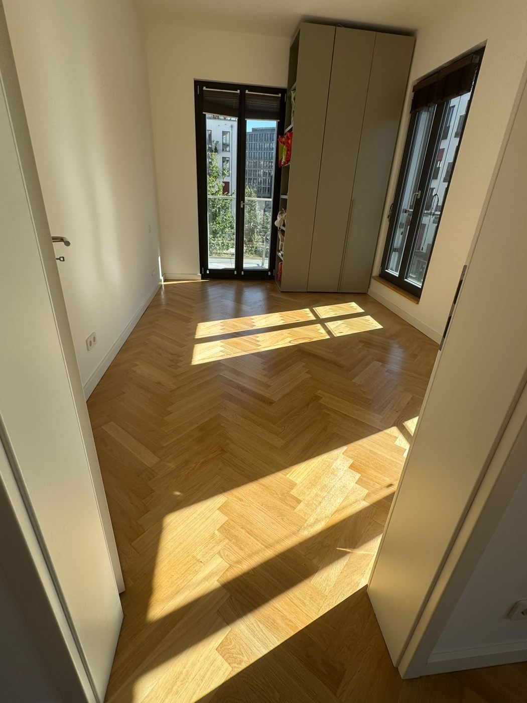Oak herringbone parquet in a bedroom, sealed with Pallmann Pall-X 94 semi-matt